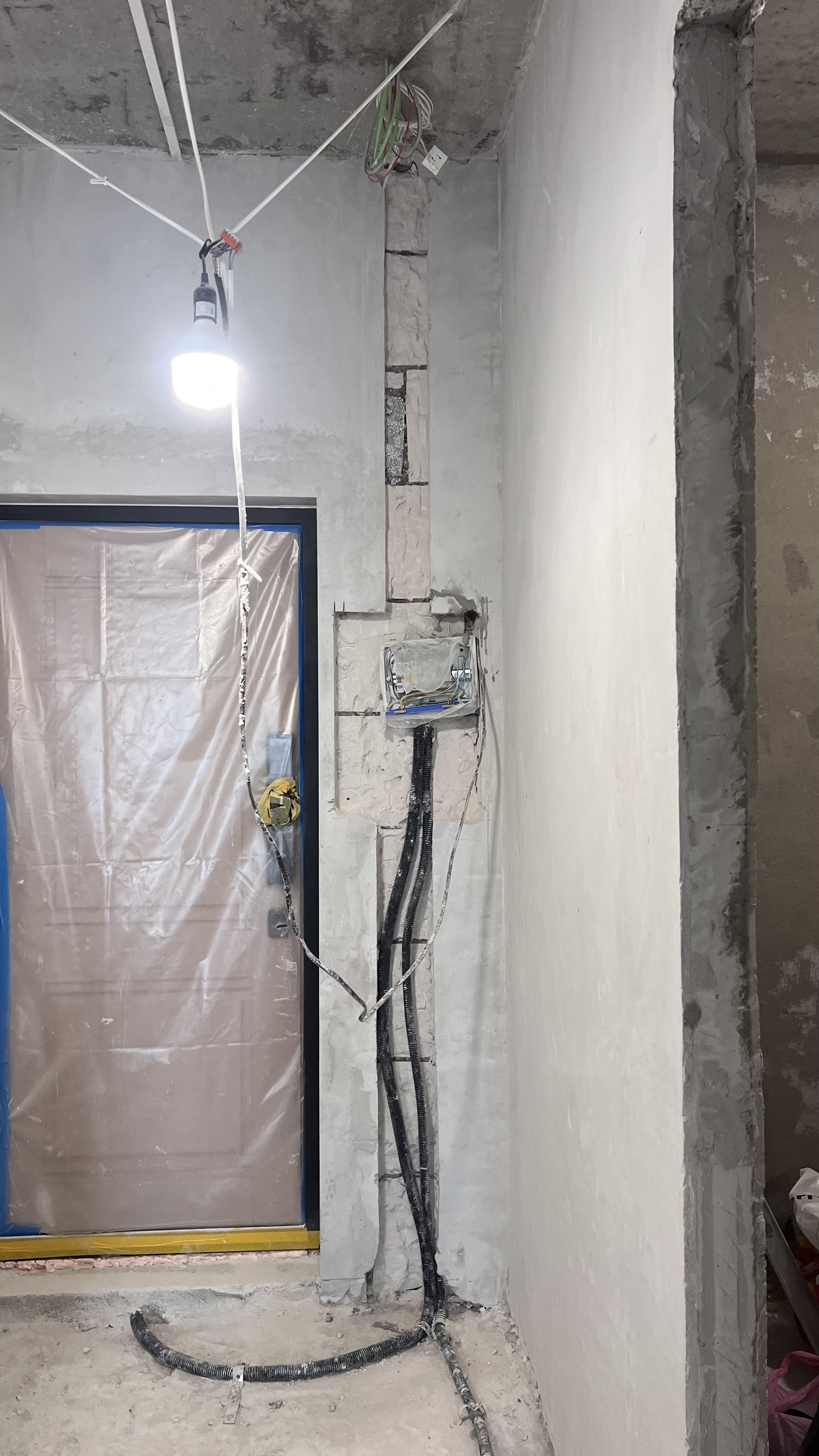 Электромонтажные работы: проложены кабели в гофротрубе, установлена подрозетник, светильник на потолке.