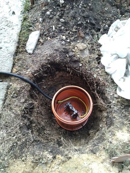 Заземление в пластиковом горшке: клеммы и желто-зеленый провод в земле